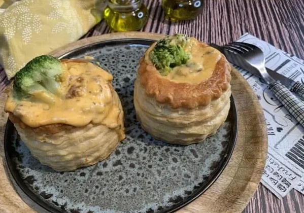 Vol au vent au chicon et brocoli avec crevettes grises